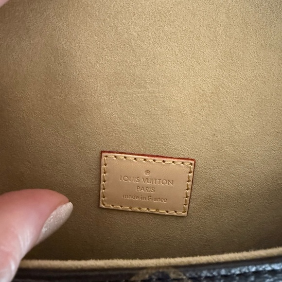 Louis Vuitton Saumur BB - Picture 8 of 16